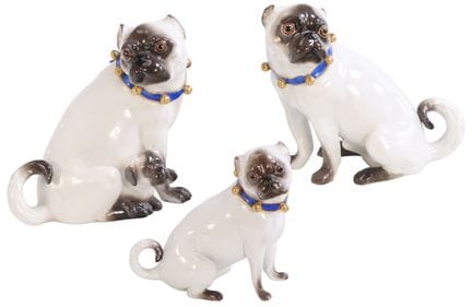 TROIS CHIENS CARLINS EN PORCELAINE DE MEISSEN, PEI