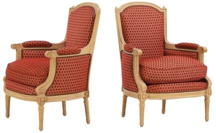 PAIRE DE FAUTEUILS BERGÈRE DE STYLE LOUIS XVI, PEI