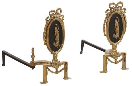 PAIRE DE CHENETS EN LAITON DE STYLE NÉOCLASSIQUE, 