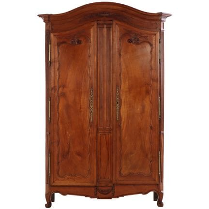 UNE ARMOIRE FRANÇAISE DU XVIIIe SIÈCLE EN MERISIER