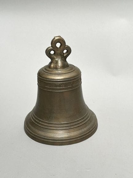 Bronzeglocke mit eingravierter Inschrift „MR POLIN