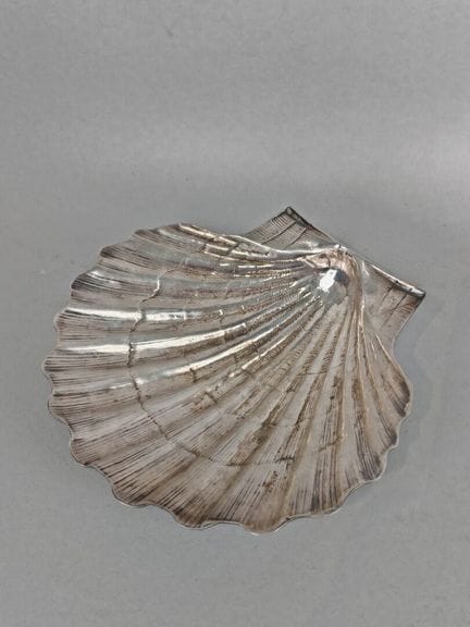 Taufmuschel aus versilbertem Metall in Form einer 
