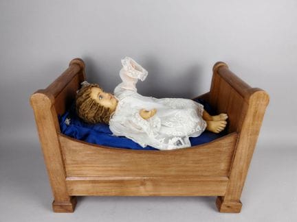 Jesuskind aus Wachs, mit Echthaar, in einem bestic
