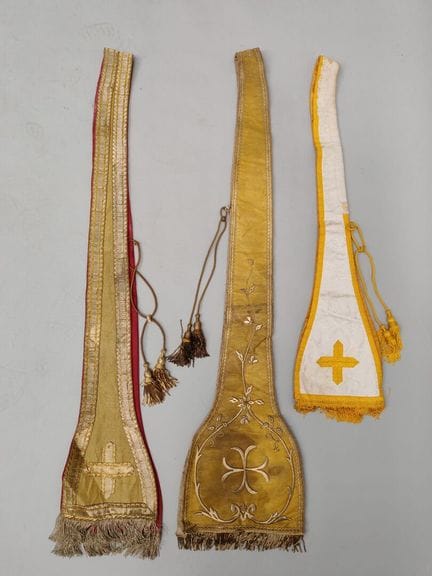 Dos ESTOLAS pastorales de tela de seda con brocado