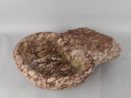 Muschelschale aus Brekzienmarmor in Muschelform. 1