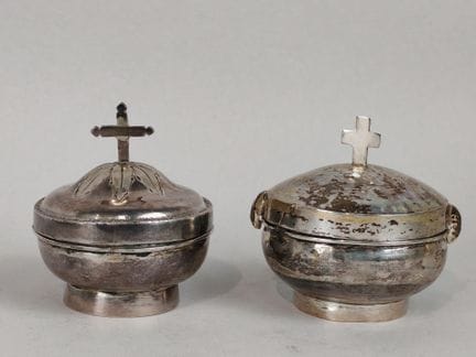 Lot de deux CIBOIRES de voyage en argent, l'intéri