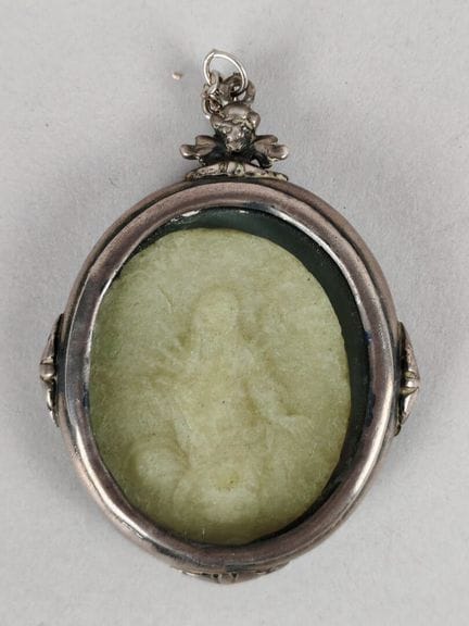MEDALLÓN de plata con un «Agnus Dei» que represent