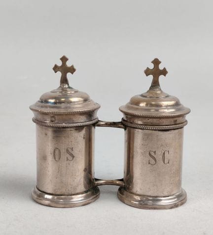 Paire d'AMPOULES à saintes huiles en argent gravée