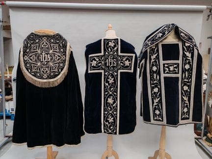 Liturgisches Gewand für Verstorbene: KAPE aus schw