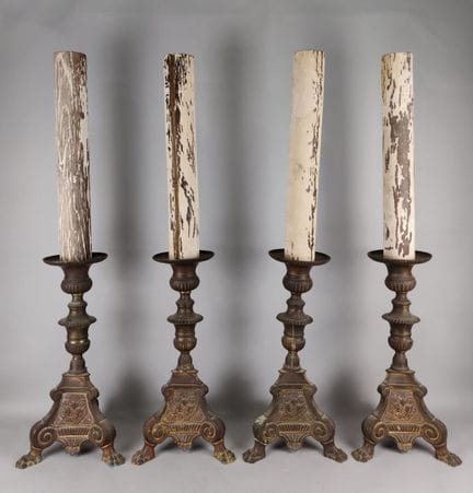 Set aus vier Kerzenständern aus Bronze im neoklass