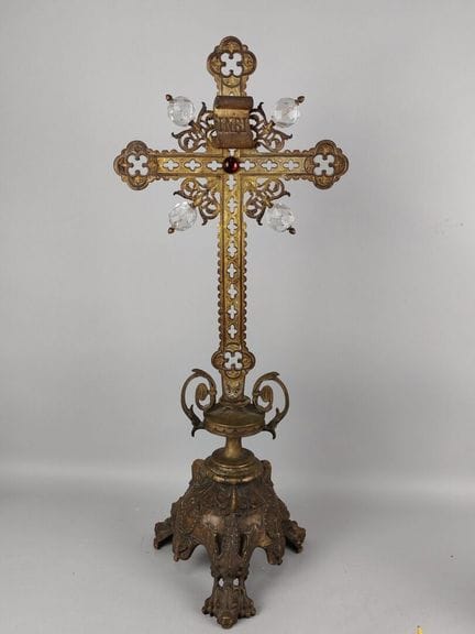 Altarkreuz aus Bronze im neugotischen Stil, auf ei