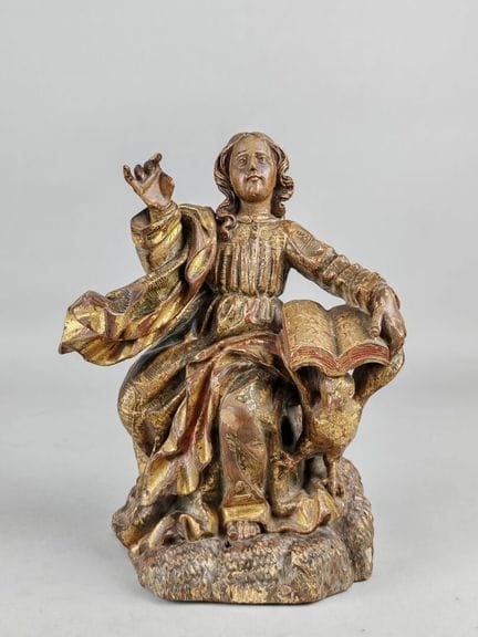 Polychrome Holzskulptur des Evangelisten Johannes.