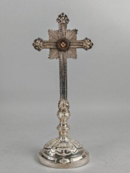 CRUZ DE LA ESTAUROTECA de plata, con la base alarg