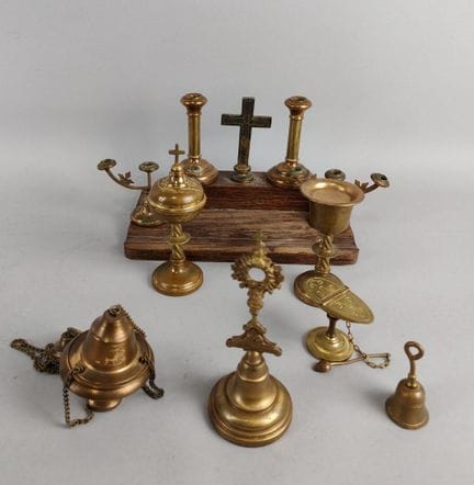 MESSGARNITUR, bestehend aus Messgefäßen, Weihrauch