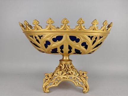 Grande COUPE de style néogothique en bronze ciselé