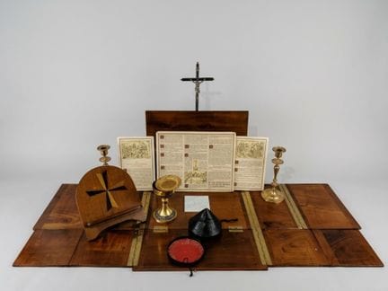 KAPELLENKOFFER aus profiliertem Kirschbaumholz, de