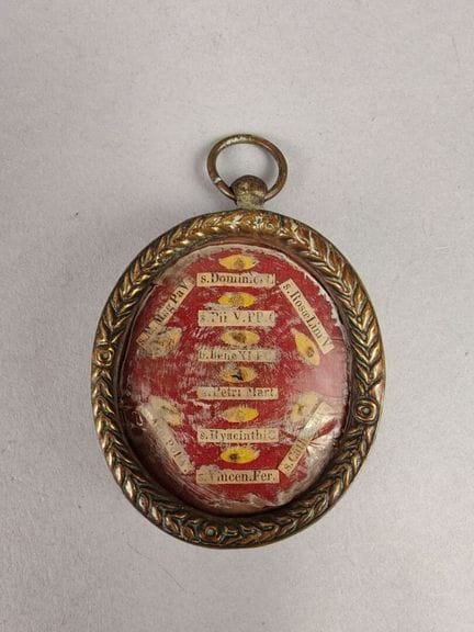 MEDALLÓN RELIQUARIO de metal dorado de forma ovala