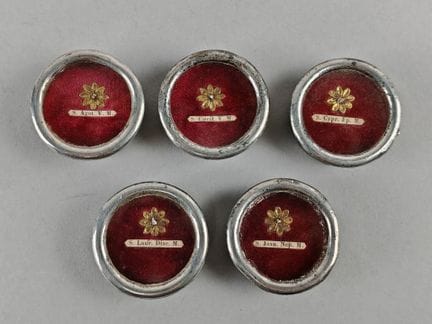 Conjunto de cinco MEDALLONES RELIQUIARIOS de metal