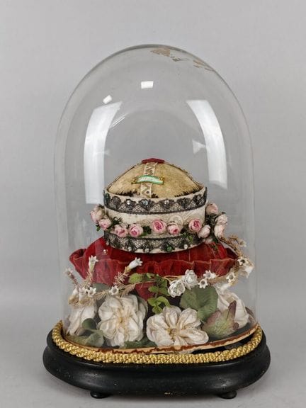 RELIQUARIO esférico que alberga un arreglo floral 