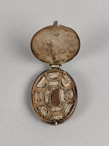 MEDALLÓN RELIQUARIO devocional de plata (San Benoi