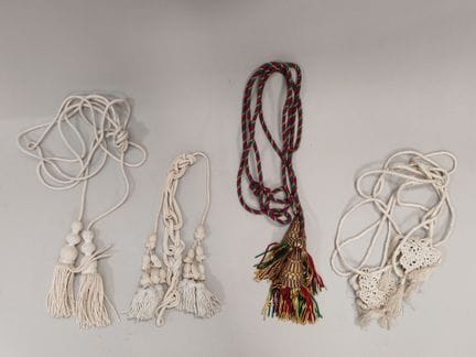 Lote de cuatro pares de cordones, uno de ellos pol