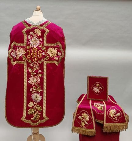 Precioso ADORNO de seda roja, con los orfrois rica