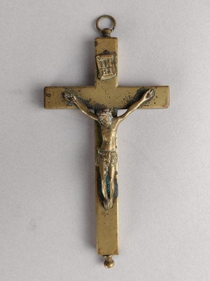CRUCIFIJO relicario en latón dorado. Vacío. 
Altur