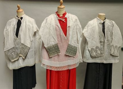 Tres SURPLIS de lino con puños de encaje mecánico.