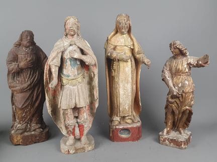 Lot von Holzskulpturen, bestehend aus : 

SAINT PE