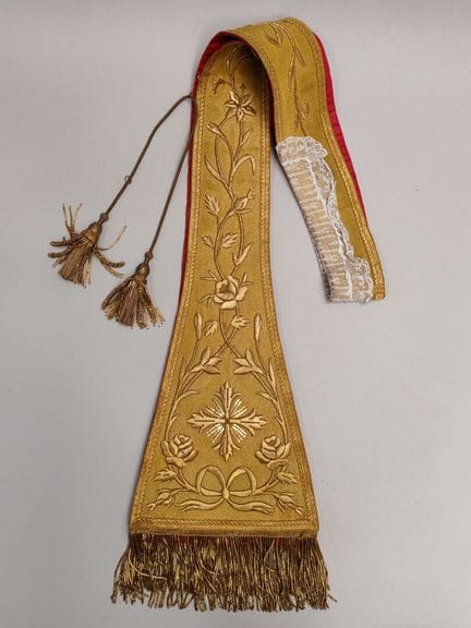 ESTOLA PASTORAL de paño dorado con motivos bordado