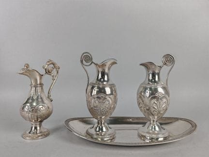 Paire de BURETTES en argent à panse ovoïde à décor