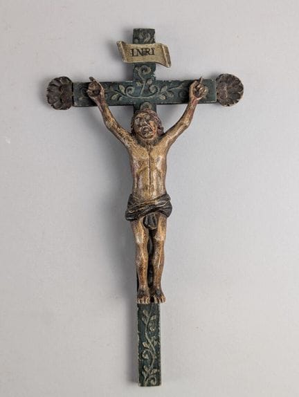 Polychromes, geschnitztes Holzkruzifix, verziert m