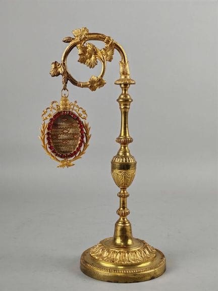 ENCOLPION RELICARIO de metal dorado, coronado por 