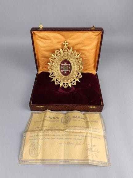 MEDALLÓN RELIQUARIO de bronce dorado, rodeado de f