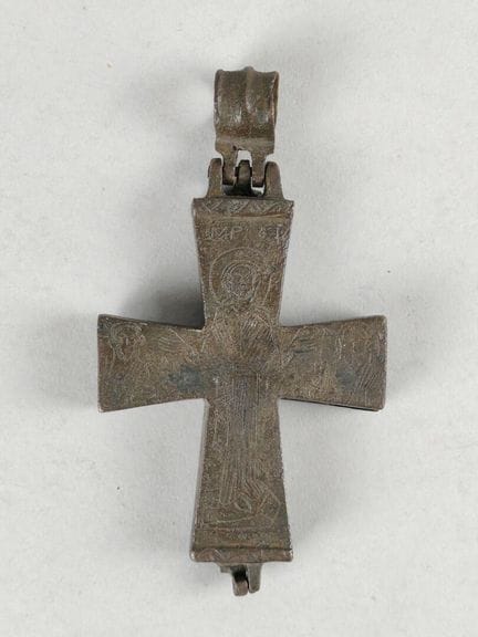 CRUZ PECTORAL relicario de bronce, conocida como «