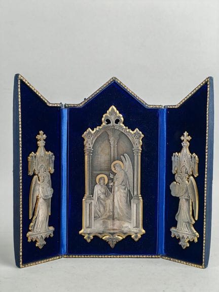 Kleines Triptychon im neugotischen Stil aus goldbl