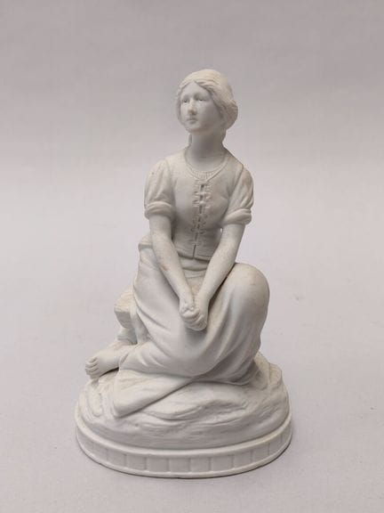 Juana de Arco rezando. Grupo escultórico de porcel