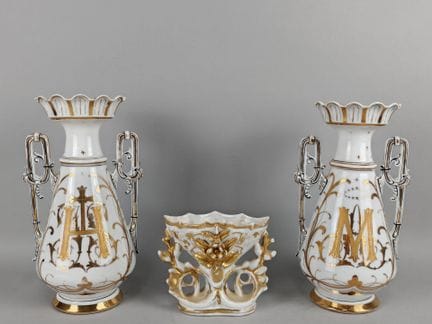 Paire de VASES d'AUTEL en porcelaine émaillée blan