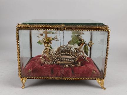 VITRINE RELIQUAIRE en métal doré abritant une cour