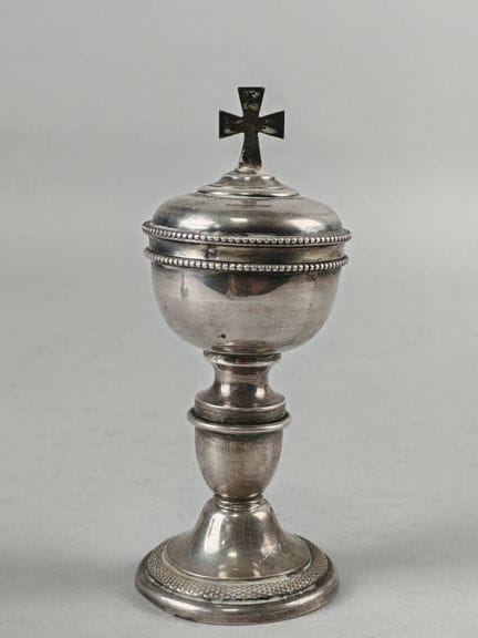CIBOIRE DES MALADES en argent de style néoclassiqu