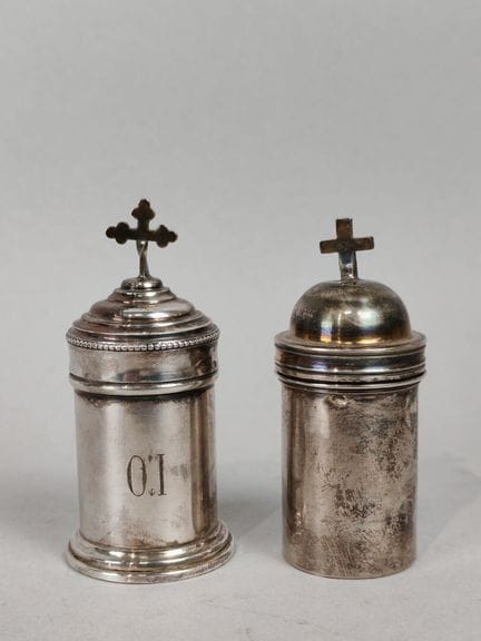Deux AMPOULES à SAINTES HUILES :
- l'une en argent