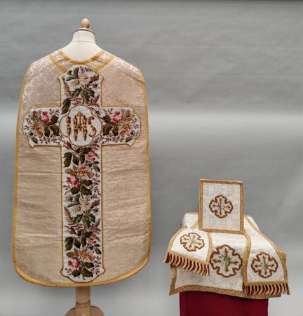 Wunderschönes, neugotisches ORNAMENT im neugotisch
