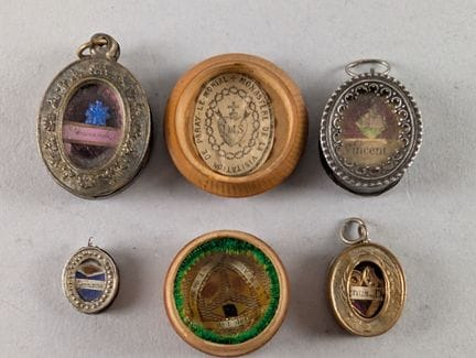Conjunto de cinco medallones y encolpiones RELIQUI