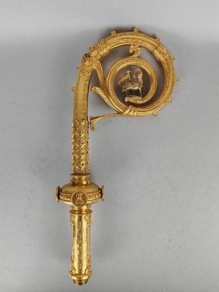 ARMAND-CALLIAT. CROSSE EPISCOPALE en métal doré de