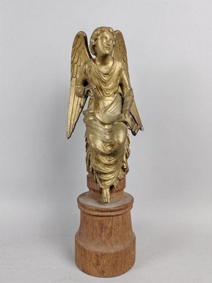 Engel aus vergoldeter Bronze mit einer Sprechblase