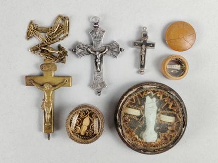 Conjunto de seis objetos de devoción y relicarios 