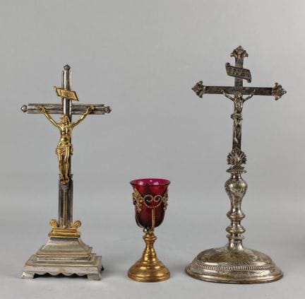 Set von RELIGIOSA:
- ALTARKREUZ oder KREUZBILD aus