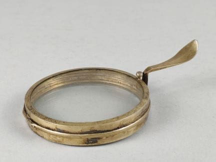 Grande LUNULE en vermeil.
Diam : 7,7 cm.
A charge 