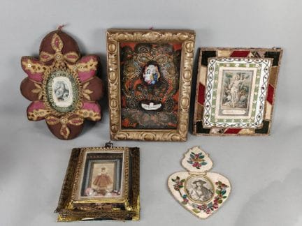 Lote de 5 piezas enmarcadas de devoción y relicari