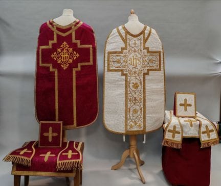 ADORNO de marfil de estilo neogótico, con todos su